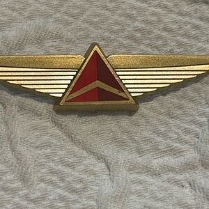 Delta Airlines Gold and Red Wing Pin. Junior Pilot Kiddie Wings. Plastic. Set-9